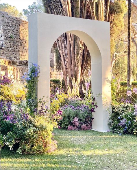 Event Entrance Arch, Party Rental Ideas, Inmobiliaria Ideas, Event Entrance, Indian Garden, White Wedding Decorations, Wedding Entrance Decor, Wedding Design Decoration, Garden Wedding Decorations