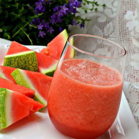 Watermelon, honey, and ice are blended into a refreshing and delightful watermelon smoothie perfect for sipping on hot summer days. Watermelon Honey, Watermelon Smoothie, Watermelon Drink, Vodka Shots, Sweet Watermelon, Agua Fresca, Vegetarian Paleo, Frozen Blueberries, Original Recipe