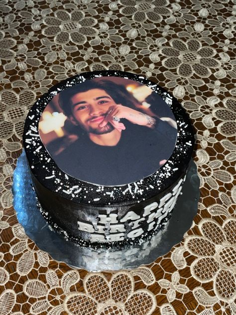 Zayn Malik Birthday, Zayn Birthday, Zayn Core, One Direction Party, One Direction Birthday, One Direction Cakes, 2000s Scene, Zayn Malik Pics, Mini Cakes Birthday