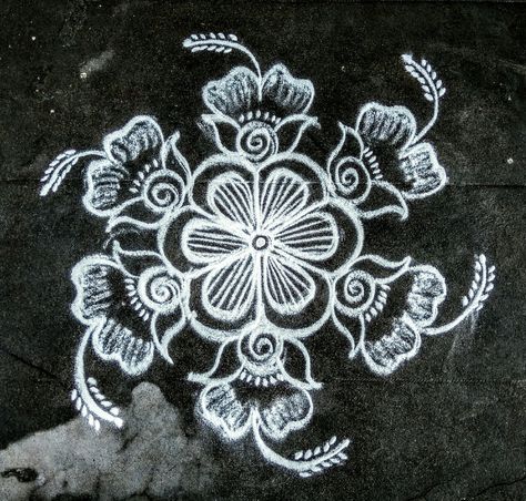 Aipan Design, Lotus Muggulu, Dress Outline, Rangoli Designs For Competition, Small Kolam, Very Easy Rangoli Designs, Rangoli Designs Photos, Rangoli Designs Simple Diwali, Rangoli Side Designs