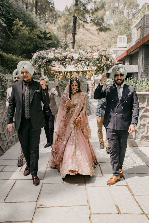 Beautiful Anand Karaj In The Hills With Refreshing Bridal Looks Anand Karaj, Sikh Bride, Bride Entry, Desi Wedding Decor, Punjabi Bride, Indian Wedding Planning, Indian Bridal Dress, Marrying My Best Friend, Indian Bridal Outfits