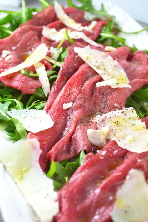 Beef Carpaccio is a classic Italian salad made with beef fillet, arugula, parmesan, lemon and olive oil. www.insidetherustickitchen.com Carpaccio Plating, Beef Carpaccio Plating, Beef Carpaccio Appetizers, Venison Carpaccio, Beef Carpaccio Recipe, Carpaccio Recipe, Beef Chorizo, Beef Carpaccio, Beef Fillet