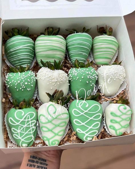 White And Green Chocolate Covered Strawberries, Green And White Strawberries, Pink And Green Chocolate Strawberries, Green And White Chocolate Strawberries, Sage Green Chocolate Covered Pretzels, Mint Green Sweet 16 Decorations, Mint Green Theme Birthday Party, Green Food Platter, Green Dipped Strawberries