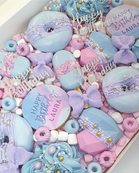 Donut Cakesicles, Elegant Cake Pops, Strawberry Cake Pops, Popsicles Cake, Fancy Donuts, Edible Fruit Arrangements, Breakable Heart, Cake Pop Designs, Cake Pop Decorating