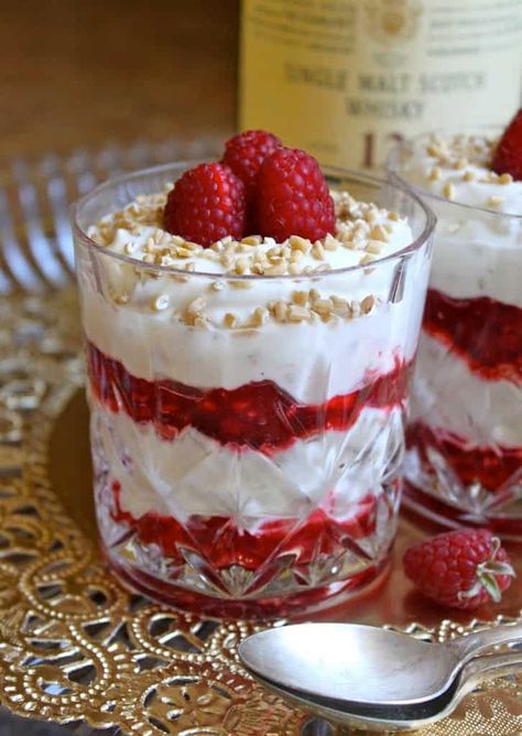 Desserts With Oats, Cranachan Recipe, Scottish Desserts, Scottish Dishes, Strawberry Trifle, British Desserts, Scottish Recipes, Torte Cupcake, Lemon Raspberry