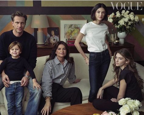 Annie Leibovitz Portraits, Meet The Parents, Lawyer Fashion, Family Look, Annie Leibovitz, Fashion Family, Aesthetic People, Perfect Family, Family Photo Outfits