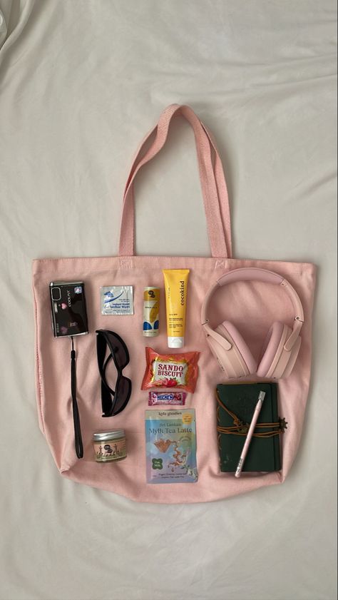 flat lay tote Totebag Inspo Aesthetic, Tote Bag Photography Ideas, Bag Aesthetic Photography, Bags Product Photography, Bags Photoshoot Ideas, Tote Bag Photoshoot, Tote Bag Photography, Bag Flatlay, Flat Lay Ideas