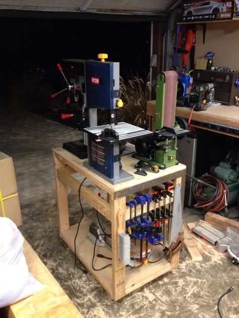 I made a tinker table out of scrap wood today. It has my bench top drill press, belt/disk sander and bandsaw. It is on casters so I can roll it out of the way. It's great but I think it needs to be about twice the size so I can fit the scroll saw and grinder on it also. Bench Grinder Stand, Simple Workbench, Diy Bandsaw, Sala Vintage, Bandsaw Projects, Grinder Stand, Diy Wood Bench, Garage Organization Tips, Woodworking Garage