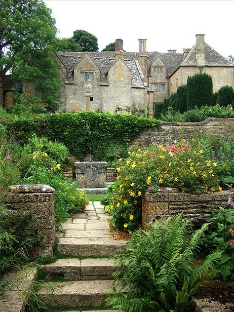 Snowshill Manor English Country Manor, English Manor Houses, England And Scotland, Wales England, English Countryside, English Garden, Dream Garden, Cottage Garden, Beautiful Gardens