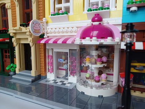 Lego Friends Heartlake Cupcake Café re-imagined as a 16-stud modular building Lego Friends Modular, Lego Build Ideas, Lego Building Ideas, Lego Bible, Lego Beach, Lego Cupcakes, Lego Fortnite, Xmas Village, Lego House Ideas