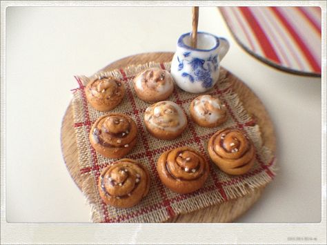 Frosted Cinnamon Rolls, Fairy Food, Miniture Food, Mini Pastries, Food Sculpture, Tiny Treats, Miniature Food Jewelry, Tiny Food, Polymer Clay Miniatures