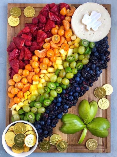 Fruit And Cheese Platter, St Patrick's Day Appetizers, St Patricks Food, Food Rainbow, St Patrick Day Snacks, Rainbow Snacks, Rainbow Board, Fete Saint Patrick, St Patrick Day Treats