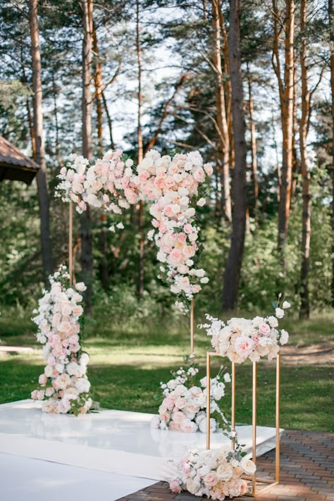 Flowers In Fountain, Wedding Arch Pink, Garland On Stairs, Flower Chandelier Diy, Stage Flowers, Ceremony Floral Arch, Greenery Ceremony, Bridal Table Flowers, Balloon Flower Decorations