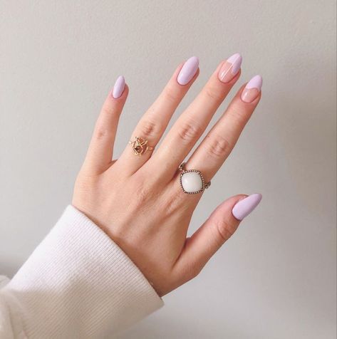 Oval Nails Nail Art, Oval Lilac Nails, Nail Art Lilla, Pink And Lilac Nails, Lilac Spring Nails, Lilac Almond Nails, Lilac Manicure, Clear Glitter Nails, Minimal Nails Art