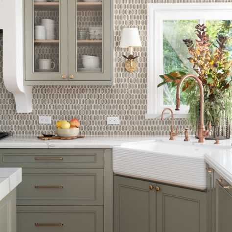 Kitchen Countertop Trends, Greige Kitchen, Top Kitchen Trends, Kitchen Cabinet Trends, Diy Backsplash, Top Kitchen, Kitchen Cabinet Colors, Kitchen Trends, Kitchen Tops