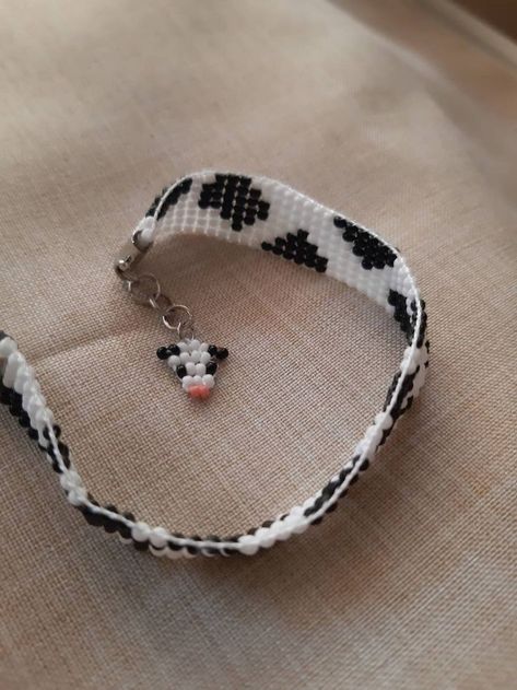 Cute Diy Bracelets, Cow Bracelet, Diy Bracelets Patterns, Handmade Jewelry Tutorials, Beaded Crafts, Beaded Bracelet Patterns, Handmade Jewelry Diy, Beaded Jewelry Patterns, Woven Bracelets