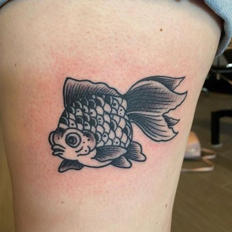 Japanese Tattoo Art Simple, Goldfish Tattoo Simple, Goldfish Tattoo Design, Japanese Goldfish Tattoo, Traditional Goldfish Tattoo, Tattoo Fancy, Black Moor Goldfish, Chinese Goldfish, White Goldfish