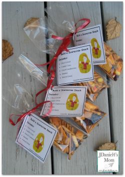 Here is a build a scarecrow snack and printable snack bag tag. This post also includes some fun ways for kids to explore and learn with the snack. Scarecrow Snack, Scarecrow Writing, Kindergarten Snacks, Classroom Snacks, Scarecrow Crafts, Kid Snacks, Classroom Treats, Preschool Snacks, Fall Snacks