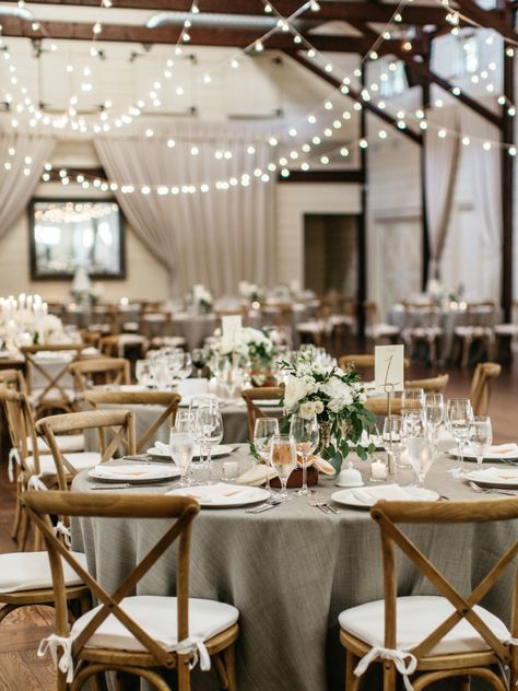 Rustic romantic wedding decor: http://www.stylemepretty.com/virginia-weddings/charlottesville/2016/09/29/the-only-east-coast-vineyard-wedding-you-need-to-see/ Photography: Allison Kuhn - http://www.allisonkuhnphotography.com/ Rustic Barn Wedding Reception, Vintage Wedding Reception, Romantic Rustic Wedding, Rustic Wedding Decorations, Barn Wedding Reception, Tafel Decor, East Coast Wedding, Romantic Wedding Decor, Farmhouse Wedding