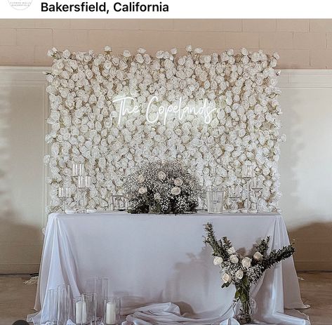 Flower Wall Head Table Wedding, Minimalist Wedding Head Table, Flower Wall Behind Sweetheart Table, Sweetheart Table With Backdrop, Sweet Hearts Table Wedding, Head Table Wedding Flowers, Main Table Wedding, Sweetheart Table Flowers, Wedding Setup