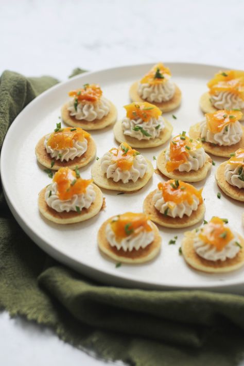 Smoked Salmon and Cream Cheese Blinis Cream Cheese Canapes, Cheese Appetizers Finger Foods, Blinis Toppings, Smoked Salmon Christmas Appetizers, Salmon Blini, Appetizer For Christmas, Smoked Salmon Amuse Bouche, Smoked Salmon And Cream Cheese Cucumber Bites, Salmon Blinis