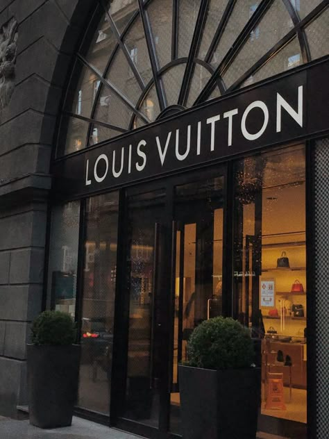 Louis Vuitton Pictures, Summer Photos Aesthetic, Model Makeup Looks, Vacation Luxury, Minimalist Instagram, Light Feminine, Jewellery Aesthetic, Coquette Outfit, Hair Cosmetics