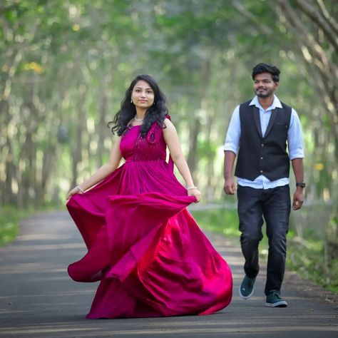 Photoshoot ideas Lehanga Couple Poses, Yellow Blouse Designs, Pre Wedding Photoshoot Beach, Haldi Ceremony Outfit, Pre Wedding Photoshoot Props, Indian Wedding Poses, Bride Photos Poses, Pre Wedding Photoshoot Outfit, Pre Wedding Videos