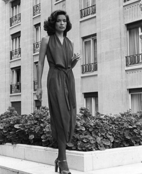 Bianca Jagger 70s, Travel Icon Design, Studio 54 Fashion, 70s Fashion Outfits, Design Writing, Moves Like Jagger, Bianca Jagger, Charlotte Rampling, 70s Women