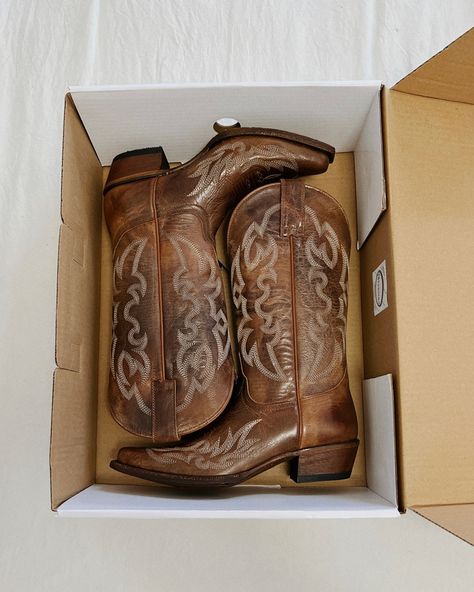 Simple Cowgirl Boots, Cowboy Boot Women, Boot Barn Boots, Brown Leather Cowboy Boots, Country Boots Women, Cow Boy Boots Outfit For Women, Women’s Cowboy Boots, Light Brown Cowgirl Boots