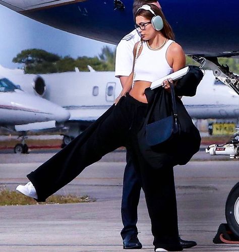 Hailey Bieber Airport, Hailey Bieber Street Style, Hayley Bieber, Hailey Rhode Baldwin, Hailey Bieber Outfits, Hailey Bieber Style, Hailey Baldwin Style, Airport Fits, Blue Ivy