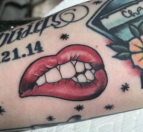 Tatto Lips, Kiss Lip Tattoos, Red Lips Tattoo, Vampire Tattoo Designs, Mouth Tattoo, Tato Tradisional, Lips Tattoo, Vampire Tattoo, Tooth Tattoo