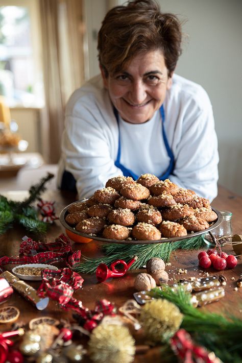 Melomakarona, the traditional Greek Christmas cookies! Lagana Bread, Christmas Cookies Traditional, Winter Bakes, Greek Cakes, Greek Christmas Recipes, Melomakarona Recipe, Greek Christmas Cookies, Greek Dessert, Greek Cake