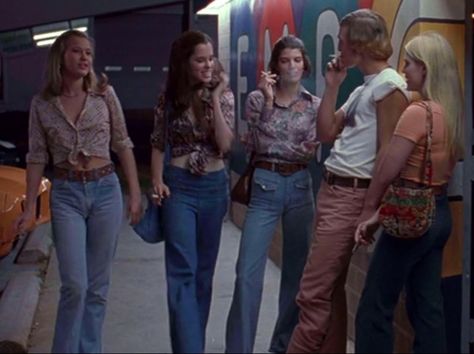 Dazed And Confused Fashion, Dazed And Confused Aesthetic Outfits, Almost Famous Outfits, Dazed And Confused Outfits, That 70s Show Aesthetic, 70 Outfits, Fashion Decades, Outfits 70s, 70s Inspired Fashion