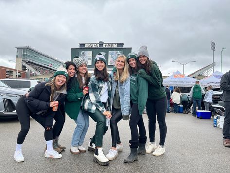 Penn State Tailgate Outfit Winter, Michigan State Tailgate Outfits, Michigan State Aesthetic, Michigan State Dorm, Michigan State University Aesthetic, Michigan State Game Day Outfit, Tailgate Outfits, High School Graduation Pictures, Gameday Fits