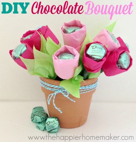 23 Easy DIY Mother's Day Gift Ideas- so many cute ideas on PrintableCrush.com! Diy Cinnamon Candle, Mothers Day Chocolates, Chocolate Flowers Bouquet, Dove Chocolate, Bouquet Tutorial, Mother's Day Bouquet, Diy Chocolate, Chocolate Flowers, Candy Crafts