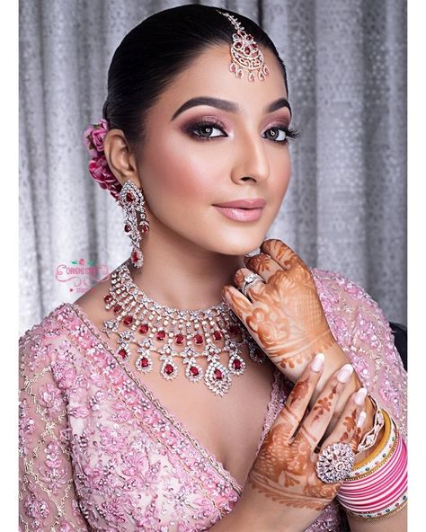 Lehenga Necklace Set, Rani Pink Lehenga Jewellery Ideas, Pink Lehenga Bridal Makeup, Pink Bridal Makeup Indian, Makeup For Pink Lehenga, Pink Lehenga Jewellery Ideas, Pink Lehenga Makeup Look, Dusky Skin Makeup Indian Bride, Desi Bride Makeup