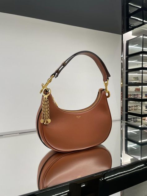 Celine Core, Celine Aesthetic, Celine Purse, Celine Shoulder Bag, Ootd Women, Aesthetic Bags, Celine Handbags, Bag Obsession, What In My Bag