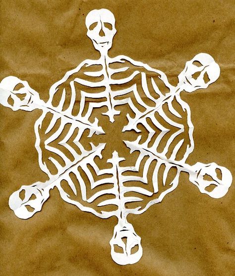 paper skelly flake. Halloween Snowflakes, Merry Creepmas, Paper Snowflake Patterns, Snowflake Cutouts, Goth Christmas, Spooky Christmas, Snowflake Template, Paper Snowflake, Creepy Christmas