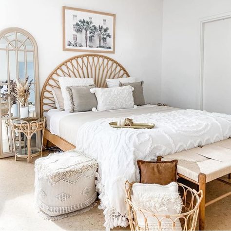 Rattan Small Bedroom Ideas, Small Beach Bedroom, Charleston Apartment, Spain Apartment, Behind Bed Wall Decor, Cream Bedroom Ideas, Rattan Bedroom, Bedroom Ideas Bohemian, Surf House Decor