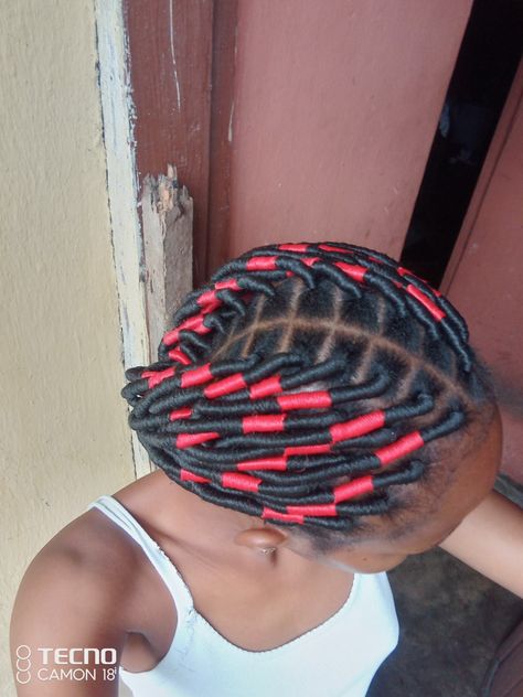 Made with Brazilian wool, red and black African Threading With Brazilian Wool, Rubber Thread Hairstyles African Hair, Wool Braids Hairstyles, Kiko Hairstyle With Wool, Threaded Hair, Wool Hairstyles, Latest Braids, Brazilian Wool Hairstyles, African Threading