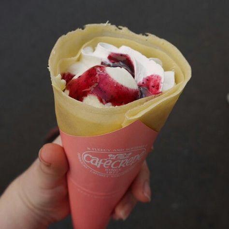 pANCAKE / cREPE cONE with iCE-cREAM & sTRAWBERRiES Crepe With Ice Cream, Crepe Ice Cream, Crepe Cone, Crepe Cafe, Mocktail Bar, Bubble Tea Recipe, Japanese Crepe, Crepes And Waffles, Japanese Crepes