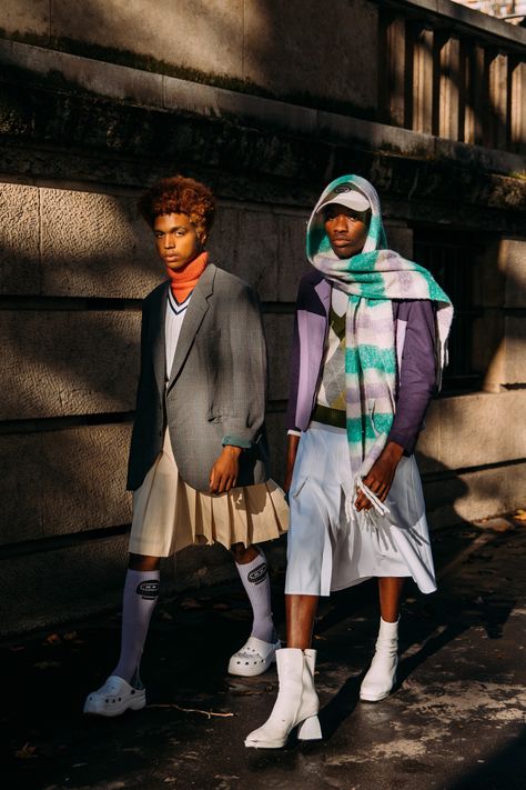 Gender Neutral Fashion Runway, Gender Neutral Fashion, Men Wearing Skirts, Men In Skirts, Genderless Fashion, Ripstop Pants, Paris Fashion Week Street Style, Street Style Trends, The Best Street Style