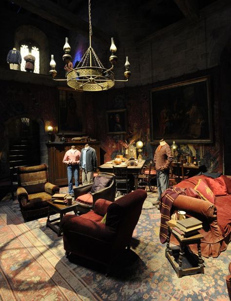 Harry Potter Set Gryffindor Room, Harry Potter Train, Harry Potter References, Warner Bros Studio Tour London, Gryffindor Common Room, Harry Potter Props, Harry Potter Quizzes, Harry Potter Set, Hogwarts Dr