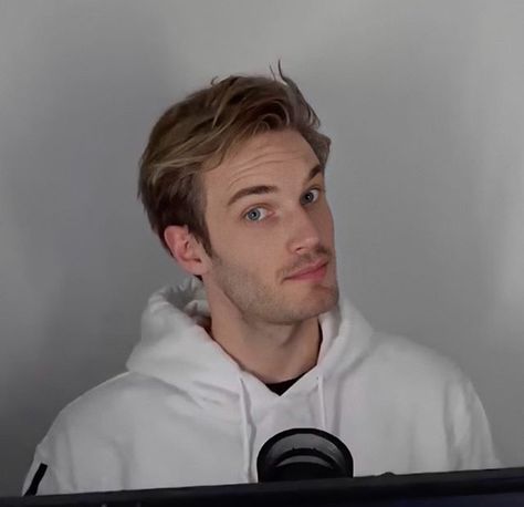 Pewdiepie Funny, Marzia And Felix, Felix Kjellberg, White Guys, Clap Clap, Fav Youtubers, Pewdiepie, Markiplier, Funny Faces