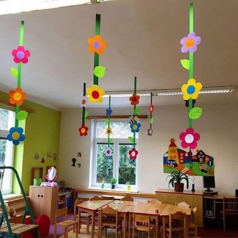 Classroom Ceiling Decorations, Spring Classroom Decorations, Mothers Day Crafts Preschool, Dorm Door Decorations, Spring Crafts Preschool, Flower Origami, Prek Crafts, Diy Classroom Decorations, Spring Classroom