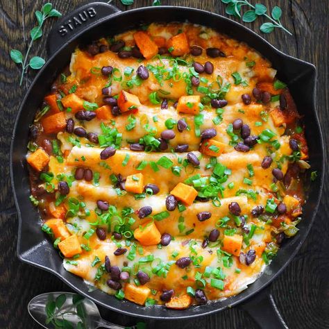 Vegetarian Enchiladas - Julia's Album Enchiladas With Black Beans, Butternut Squash Enchiladas, Vegetarian Enchiladas Recipe, Sauce Cheddar, Easy Enchilada Recipe, Veggie Side Dish Recipes, Black Bean Enchiladas, Vegetarian Enchiladas, Bean Enchiladas