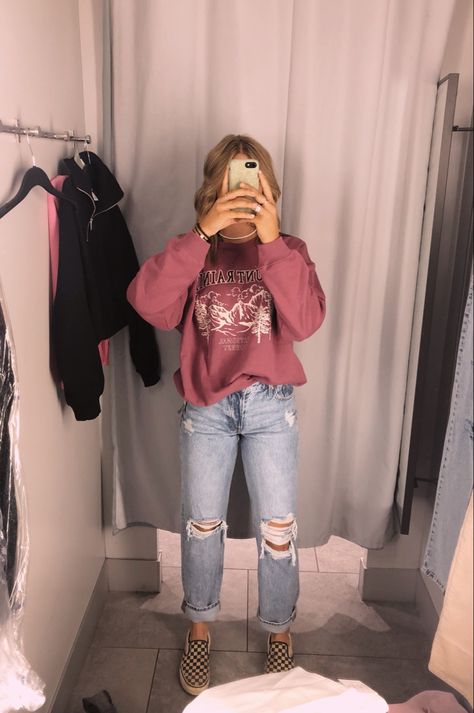 Mom Jeans Outfit Western, Mom Jeans Western Outfit, Punchy Outfits For School, Western Mom Jeans Outfit, Trendy Country Outfits, Simple Western Outfits For School, Cute Casual Western Outfit, Casual Punchy Outfits, Western Comfy Outfits