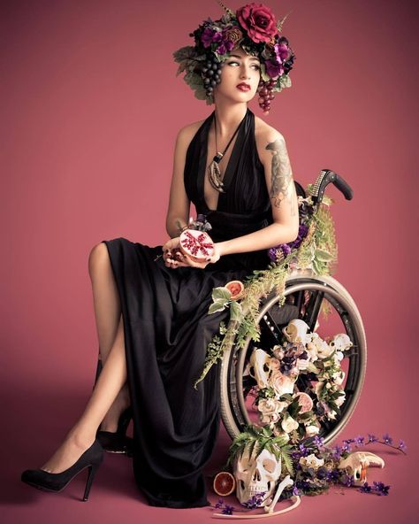 Wheelchair Photography, Disabled Fashion, Wheelchair Fashion, Wheelchair Women, Wheel Chair, Human Poses Reference, Human Poses, Pose Reference Photo, Wheelchair