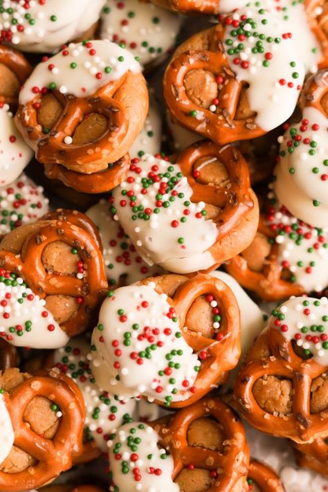 Quick Easy Holiday Desserts, Holiday Dessert Recipes Easy, Peanut Butter Pretzel Bites, Pretzel Sandwich, White Chocolate Peanut Butter, Christmas Pretzels, Bake Christmas, Pretzel Bites Recipes, Easy Dessert Recipes Quick