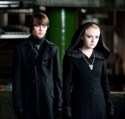 Cameron Bright and Dakota Fanning as Alec and Jane from the Volturi. Jane Volturi, Alec Volturi, Cameron Bright, The Twilight Saga Eclipse, Xavier Samuel, Billy Burke, Twilight Saga New Moon, Twilight Saga Series, Twilight Funny